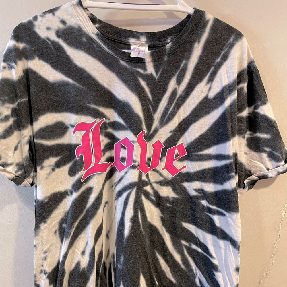 Size XL black white pink LOVE t-shirt